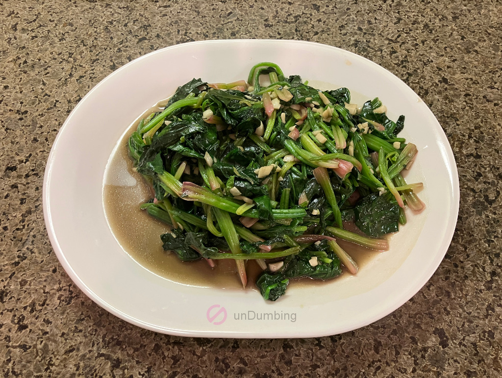 Taiwan spinach on a white plate